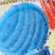Blaue Kugel auf gr&uuml;nem Band